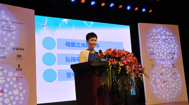 李小琳出席“中華母愛論壇”，接受新華網(wǎng)專訪