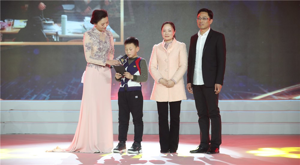 第五位年度感動(dòng)人物“支教夫妻” 湯恒躍、吳玲的兒子分享對爸爸媽媽的祝愿