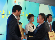 國(guó)家信訪局黨組成員、副局長(zhǎng)李皋為獲獎(jiǎng)?wù)哳C獎(jiǎng)