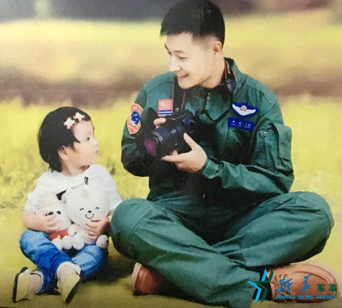 ↑資料圖片：被選為艦載戰(zhàn)斗機飛行員的張超與女兒合影。