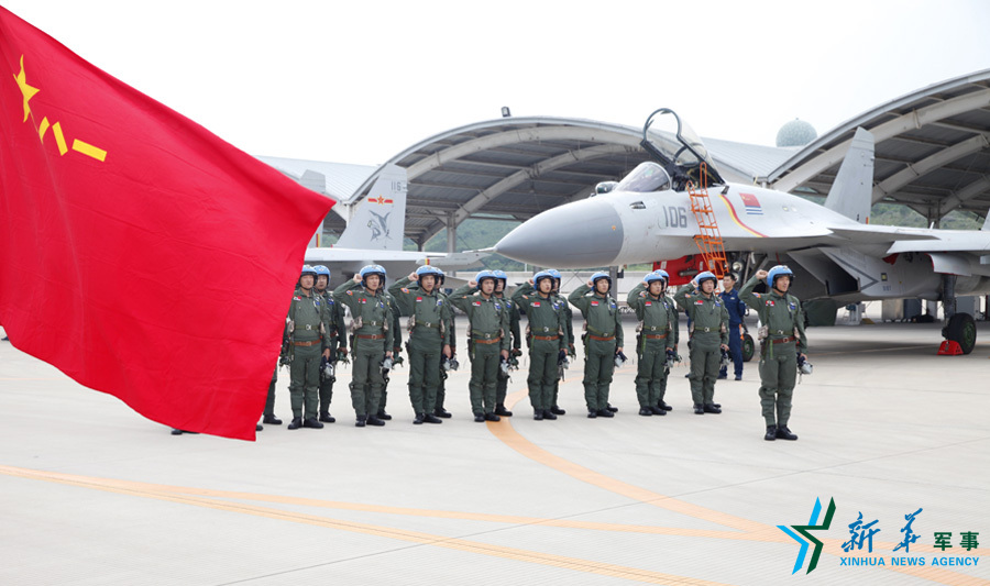 ↑軍旗招展，航空驕子對藍天宣誓。