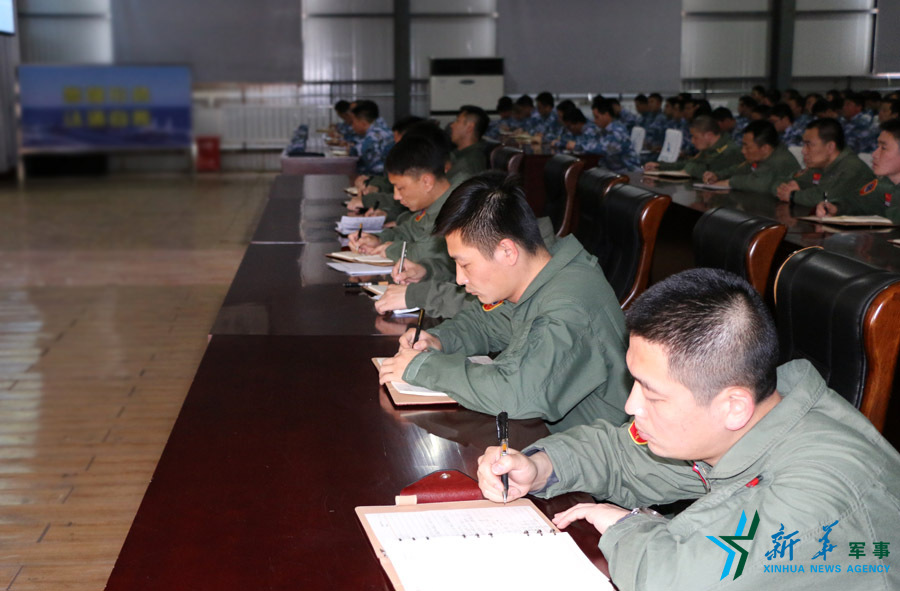 ↑資料圖片：張超參加部隊組織的《改革強軍主題教育》授課現(xiàn)場。