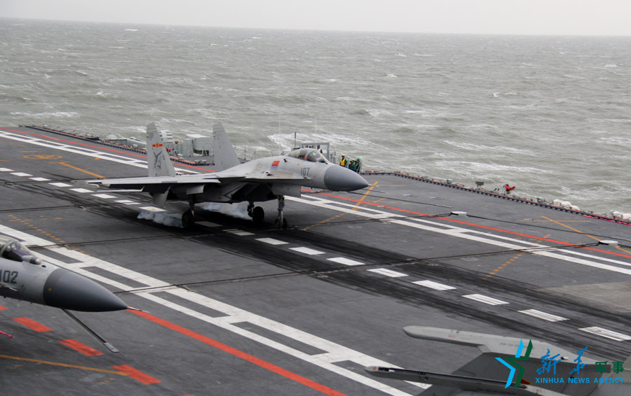 ↑資料圖片：艦載戰(zhàn)斗機(jī)下落著艦瞬間。
