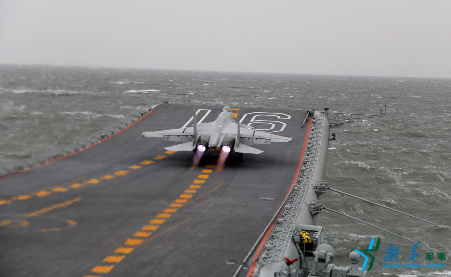 ↑資料圖片：艦載戰(zhàn)斗機起飛瞬間。