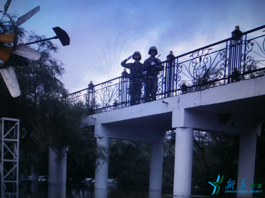 ↑中秋佳節(jié)，珍寶島的官兵在洪水中的堅(jiān)守。