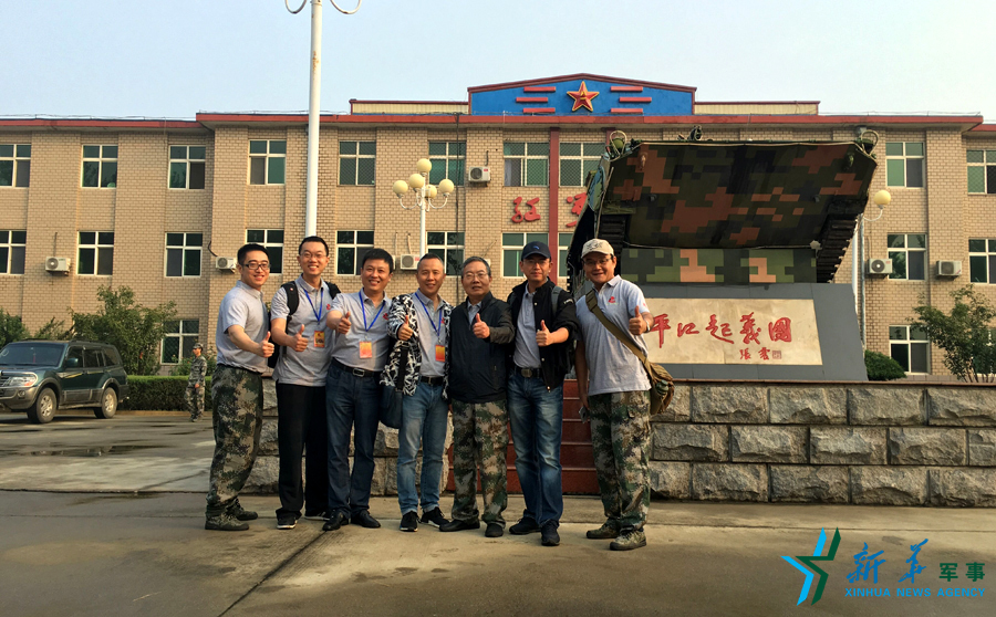 ↑“我們的長(zhǎng)征在路上”網(wǎng)絡(luò)名人在“平江起義團(tuán)”，為這支成為中國(guó)陸軍第一支信息化部隊(duì)點(diǎn)贊。