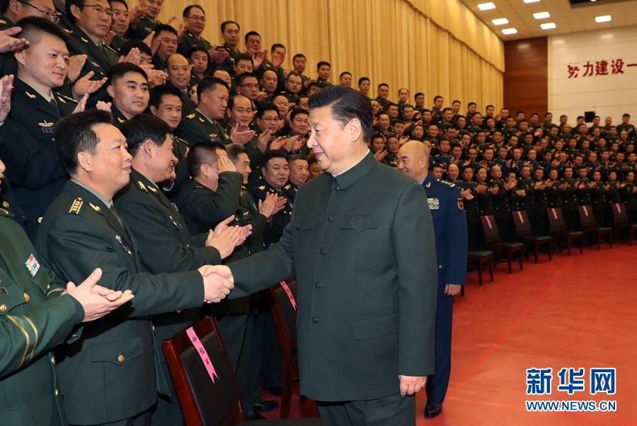 1月23日，習近平專程來到陸軍第65集團軍，深入基層連隊，看望慰問官兵，代表黨中央和中央軍委，向全軍指戰(zhàn)員、武警部隊官兵、民兵預備役人員致以誠摯問候和新春祝福。這是習近平親切接見駐張家口部隊師以上領(lǐng)導干部和團級單位主官。新華社記者李剛攝