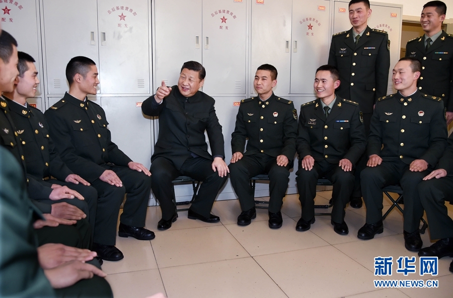 1月23日，習近平專程來到陸軍第65集團軍，深入基層連隊，看望慰問官兵，代表黨中央和中央軍委，向全軍指戰(zhàn)員、武警部隊官兵、民兵預備役人員致以誠摯問候和新春祝福。這是習近平在該集團軍“大功三連”同官兵親切交談。新華社記者李剛攝