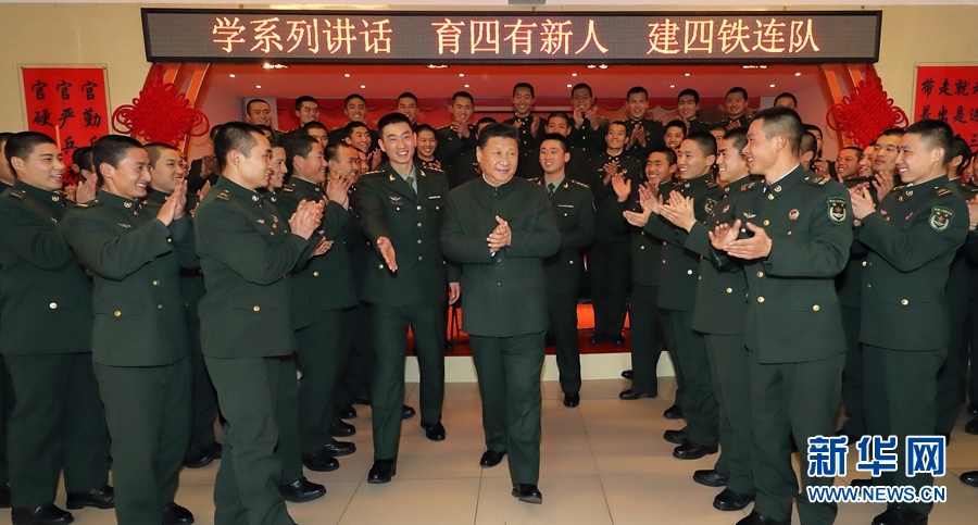 1月23日，習近平專程來到陸軍第65集團軍，深入基層連隊，看望慰問官兵，代表黨中央和中央軍委，向全軍指戰(zhàn)員、武警部隊官兵、民兵預備役人員致以誠摯問候和新春祝福。這是習近平在該集團軍“大功三連”同官兵在一起。新華社記者李剛攝