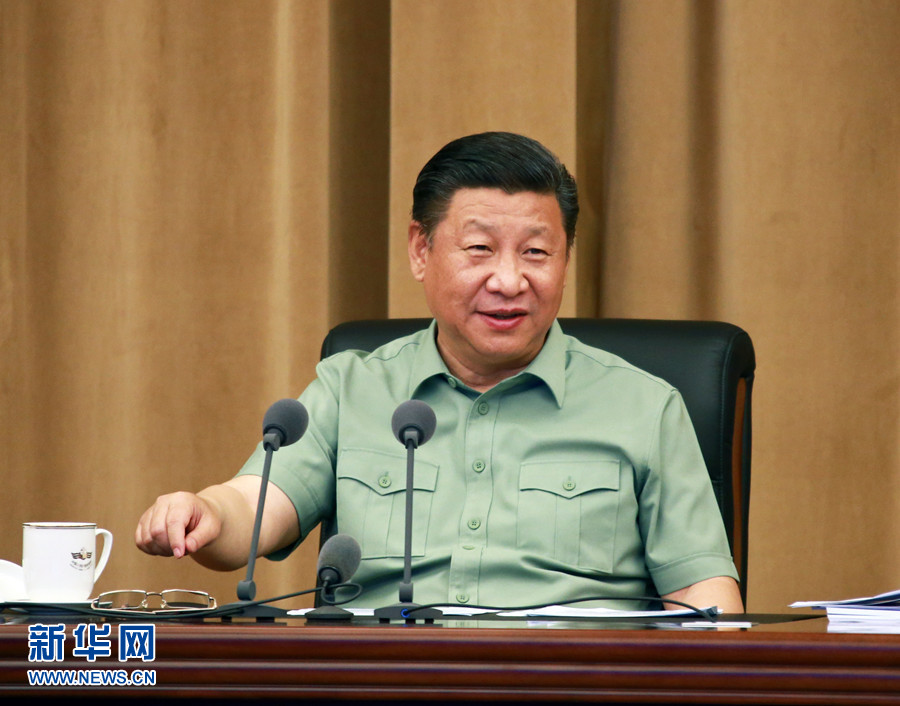 5月24日，中共中央總書記、國(guó)家主席、中央軍委主席習(xí)近平視察海軍機(jī)關(guān)，親切接見海軍第十二次黨代會(huì)全體代表和海軍機(jī)關(guān)正師職以上領(lǐng)導(dǎo)干部。這是習(xí)近平聽取海軍工作匯報(bào)后發(fā)表重要講話。 新華社記者 查春明 攝 
