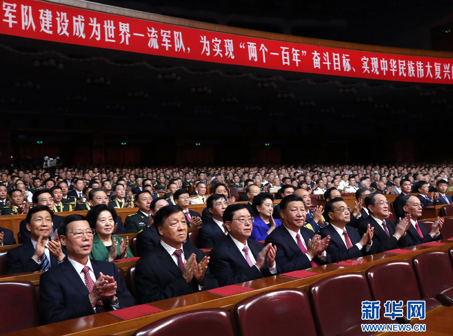 7月28日，慶祝中國人民解放軍建軍90周年文藝晚會《在黨的旗幟下》在北京人民大會堂舉行。中共中央總書記、國家主席、中央軍委主席習近平和李克強、張德江、俞正聲、劉云山、王岐山、張高麗等黨和國家領導人，與首都3000多名各界群眾一起觀看演出。新華社記者 馬占成 攝