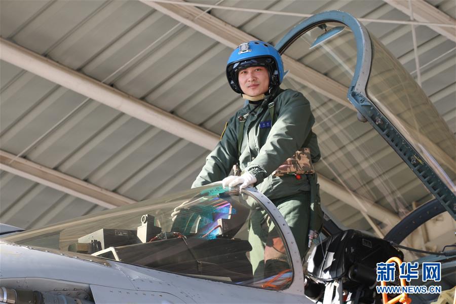 （建軍90周年·英雄·圖文互動）（1）聽，渤海灣有風吹過來——追記海軍某艦載航空兵部隊一級飛行員張超