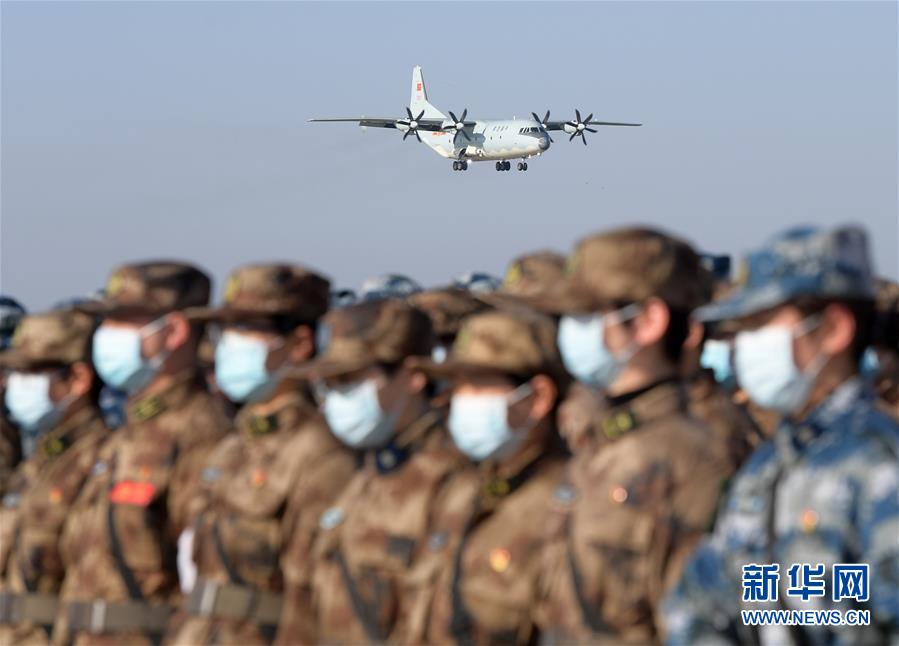 （聚焦疫情防控·圖文互動）（1）空軍第四次向武漢大規(guī)?？者\醫(yī)療隊員和物資