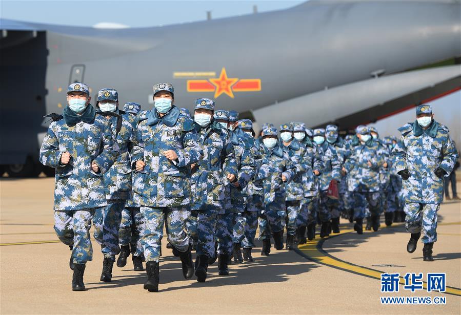 （聚焦疫情防控·圖文互動）（9）空軍第四次向武漢大規(guī)?？者\醫(yī)療隊員和物資