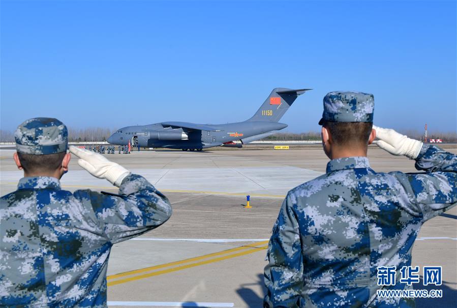 （聚焦疫情防控·圖文互動）（12）空軍第四次向武漢大規(guī)?？者\醫(yī)療隊員和物資