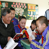 喬安山給小學生講雷鋒的故事。