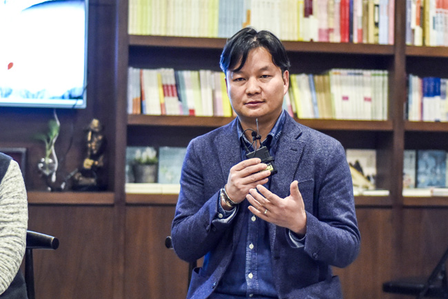 丁大為：烏銅走銀有三百年的歷史了，是云南地區(qū)獨有的技藝。這門技藝入門大概需要3年，學成需要20年。用語言去表達它其實是很難的。