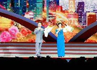 京劇演員于魁智、李勝素獻(xiàn)唱京劇《我是中國人》