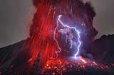 大自然“憤怒”之力！攝影師拍到火山閃電奇觀