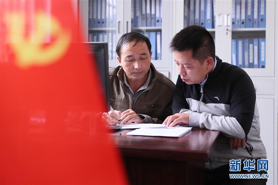 （新華全媒頭條·十九大特別報道·圖文互動）（15）再塑黨的形象的偉大工程——中國共產(chǎn)黨自身建設(shè)的五年探索之路