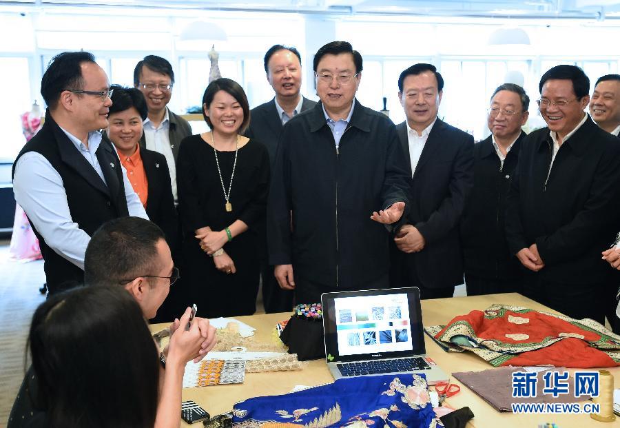 5月8日至11日，中共中央政治局常委、全國(guó)人大常委會(huì)委員長(zhǎng)張德江在浙江調(diào)研。這是5月9日，張德江來(lái)到位于嘉興市的雅瑩服裝有限公司，了解公司的服裝設(shè)計(jì)、生產(chǎn)和銷售情況。新華社記者 馬占成 攝 