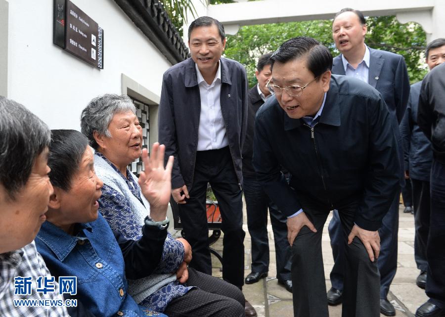 這是5月10日，張德江來(lái)到杭州市小營(yíng)街道調(diào)研，并與市民親切交談。新華社記者 馬占成 攝 