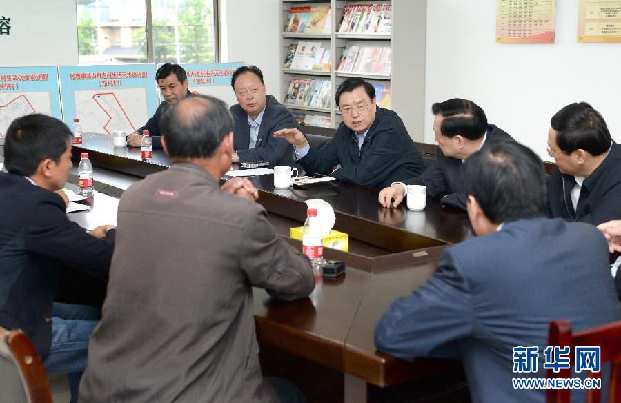 這是5月9日，張德江到湖州市妙西鎮(zhèn)調(diào)研，與基層人大代表座談。新華社記者 馬占成 攝 
