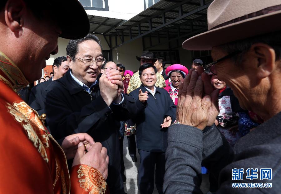 這是5月16日，俞正聲在香格里拉縣建塘鎮(zhèn)金龍社區(qū)與居民們親切交談。 新華社記者 劉衛(wèi)兵 攝