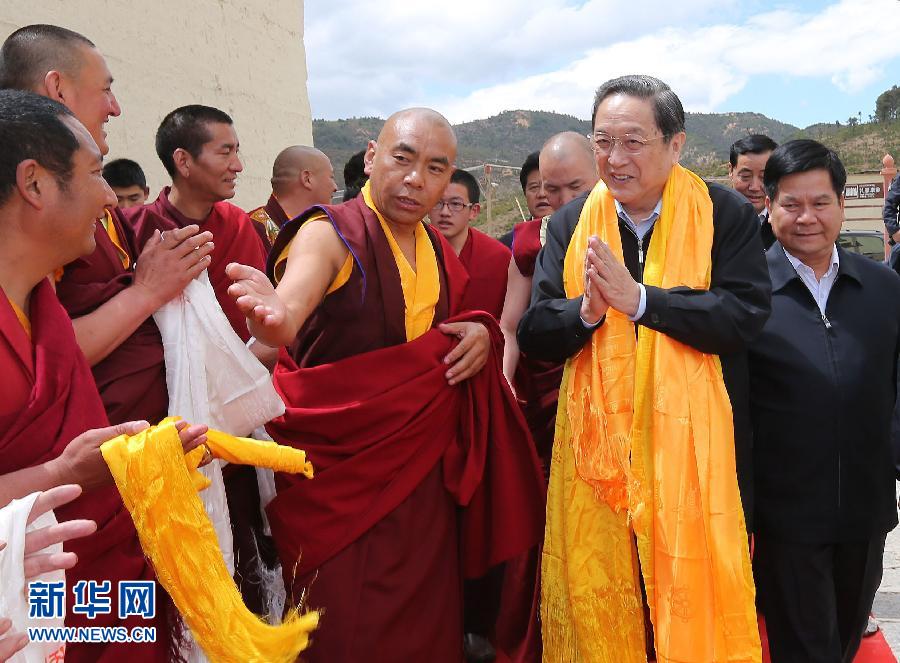這是5月16日，俞正聲在松贊林寺看望宗教界人士。 新華社記者 劉衛(wèi)兵 攝
