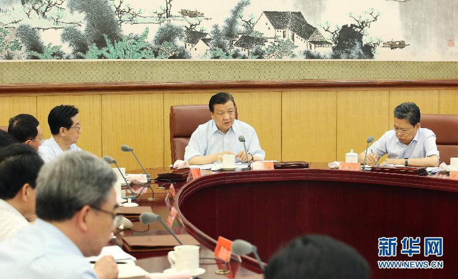 6月24日，中共中央政治局常委、中央黨的群眾路線教育實踐活動領(lǐng)導(dǎo)小組組長劉云山在北京主持召開中央黨的群眾路線教育實踐活動領(lǐng)導(dǎo)小組會議。新華社記者 姚大偉 攝 