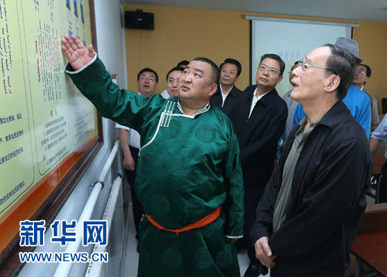這是7月3日，王岐山在巴彥德力格爾嘎查“兩委”活動(dòng)室了解基層黨建情況。新華社記者 龐興雷 攝