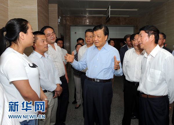 這是7月18日，劉云山在青海省政府行政服務(wù)和公共資源交易中心調(diào)研。新華社記者 饒愛民 攝