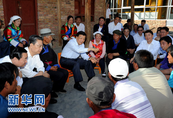 這是7月17日，劉云山在海東市互助土族自治縣東山鄉(xiāng)白牙合村同基層干部群眾座談。新華社記者 饒愛民 攝 