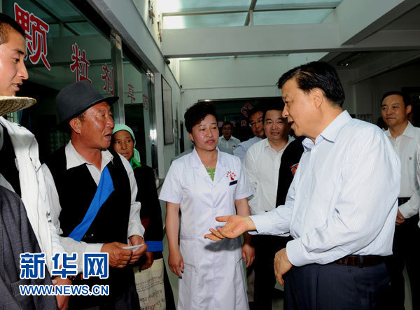 這是7月17日，劉云山在海東市互助土族自治縣中醫(yī)院調(diào)研。新華社記者 饒愛民 攝