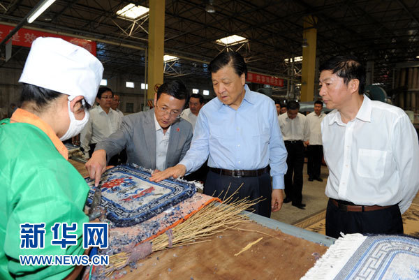 這是7月18日，劉云山在青海藏羊地毯集團(tuán)有限公司調(diào)研。新華社記者 饒愛民 攝