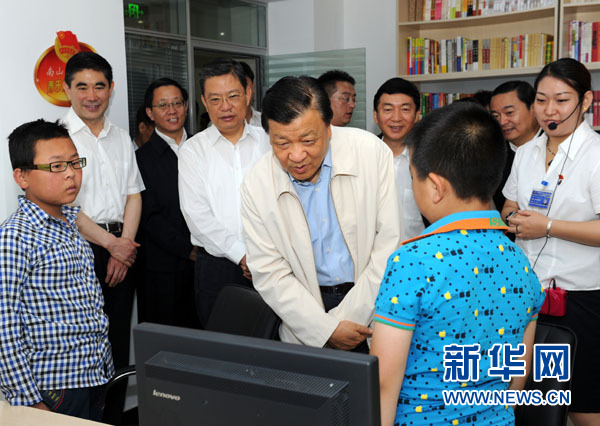7月17日至19日，中共中央政治局常委、中央書記處書記劉云山在青海調(diào)研。這是7月18日，劉云山在西寧市南山西社區(qū)調(diào)研。 新華社記者饒愛民 攝
