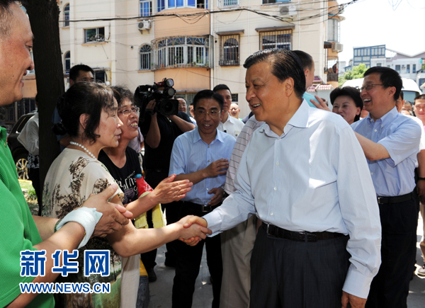 這是7月22日，劉云山在上海市普陀區(qū)桃浦鎮(zhèn)蓮花公寓居委會(huì)調(diào)研時(shí)同社區(qū)居民親切握手。新華社記者 饒愛(ài)民 攝