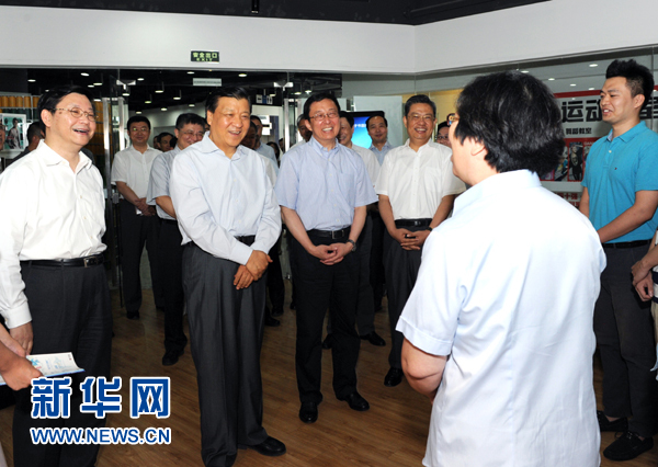 這是7月22日，劉云山在上海市靜安區(qū)就樓宇黨建工作進(jìn)行調(diào)研。新華社記者 饒愛(ài)民 攝 