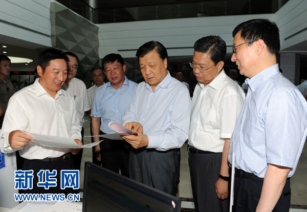  7月22日至23日，中共中央政治局常委、中央書(shū)記處書(shū)記劉云山在上海調(diào)研。這是7月22日，劉云山在中國(guó)（上海）自貿(mào)試驗(yàn)區(qū)外高橋綜合服務(wù)大廳調(diào)研。新華社記者 饒愛(ài)民 攝 