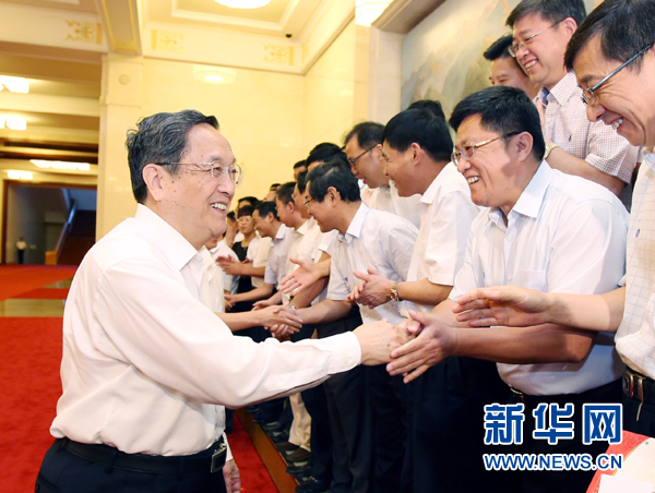 會(huì)前，俞正聲、張高麗接見(jiàn)援藏干部代表，向參加對(duì)口支援西藏工作的各地區(qū)各部門各單位和廣大援藏干部表示誠(chéng)摯問(wèn)候。新華社記者 姚大偉 攝