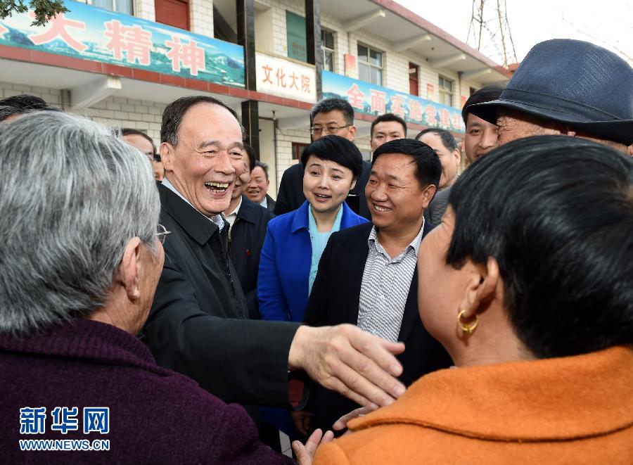 3月27日至28日，中共中央政治局常委、中央紀(jì)委書(shū)記王岐山到河南省調(diào)研，并主持召開(kāi)座談會(huì)。這是3月27日王岐山在河南林州姚村鎮(zhèn)馮家口村同村民親切交談。 新華社記者 饒愛(ài)民 攝