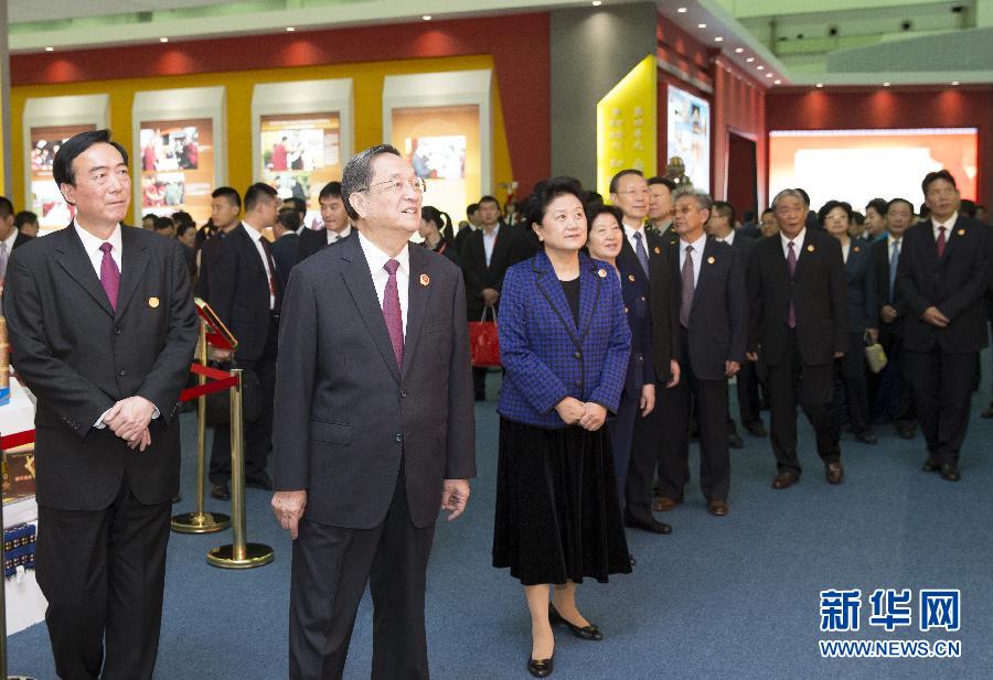 9月7日，中共中央政治局常委、全國(guó)政協(xié)主席、中央代表團(tuán)團(tuán)長(zhǎng)俞正聲率代表團(tuán)全體成員來(lái)到拉薩西藏會(huì)展中心，出席《圓夢(mèng)中國(guó)西藏華章——西藏自治區(qū)成立50年成就展》開(kāi)幕式并參觀展覽。 新華社記者 黃敬文 攝 