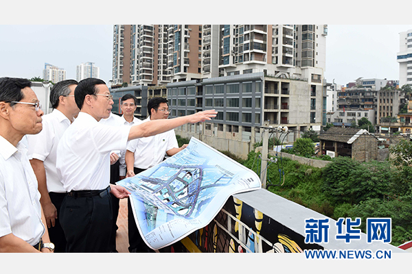 9月16日至18日，中共中央政治局常委、國務(wù)院副總理張高麗在廣西調(diào)研。這是9月16日，張高麗實地考察南寧水街棚戶區(qū)改造項目現(xiàn)場。 新華社記者張鐸攝 