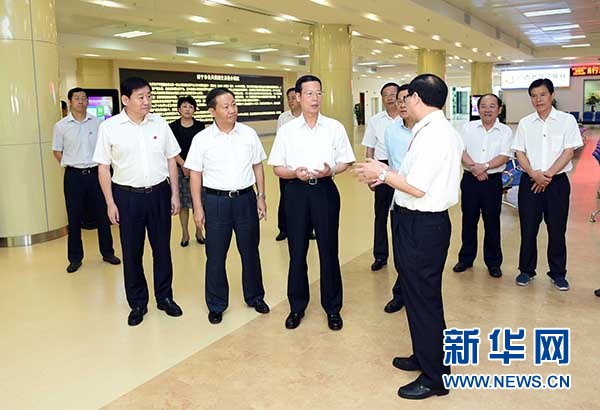 9月16日至18日，中共中央政治局常委、國務(wù)院副總理張高麗在廣西調(diào)研。這是9月17日，張高麗在南寧市公共資源交易中心對外服務(wù)大廳了解自治區(qū)簡政放權(quán)有關(guān)工作。 新華社記者張鐸攝