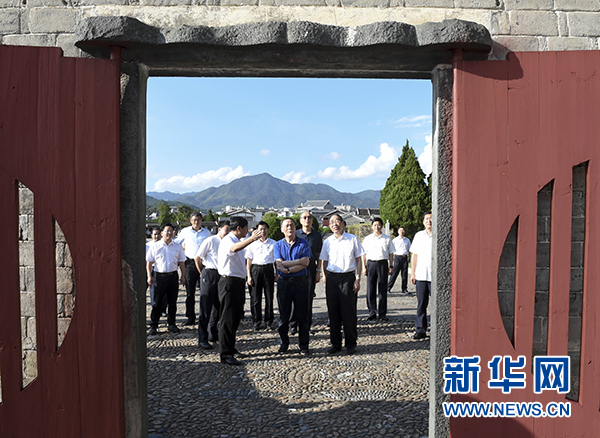 9月24日至26日，中共中央政治局常委、中央紀(jì)委書記王岐山在福建調(diào)研。這是9月24日，王岐山在上杭縣古田鎮(zhèn)參觀古田會(huì)議會(huì)址。新華社記者張鐸攝