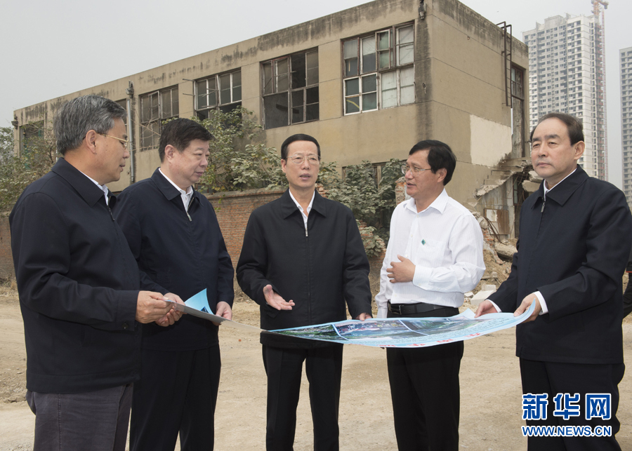 10月22日至23日，中共中央政治局常委、國務院副總理張高麗在山東調(diào)研扶貧工作情況。這是10月22日，張高麗就整體搬遷脫貧實地考察濟寧東南片區(qū)還遷安置區(qū)暨東南華城棚戶區(qū)改造項目。 新華社記者 王曄 攝