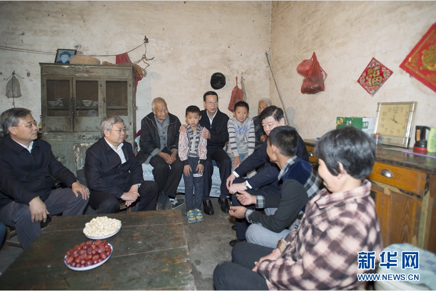 10月22日至23日，中共中央政治局常委、國務院副總理張高麗在山東調(diào)研扶貧工作情況。這是10月22日，張高麗在菏澤市巨野縣田莊鎮(zhèn)后屯村入戶看望生活困難村民。 新華社記者 王曄 攝