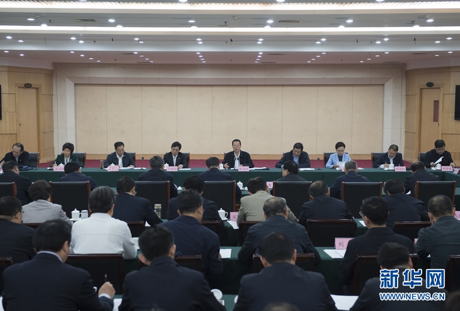 10月22日至23日，中共中央政治局常委、國務院副總理張高麗在山東調(diào)研扶貧工作情況。這是10月23日，張高麗在菏澤市主持召開扶貧工作座談會。 新華社記者 王曄 攝