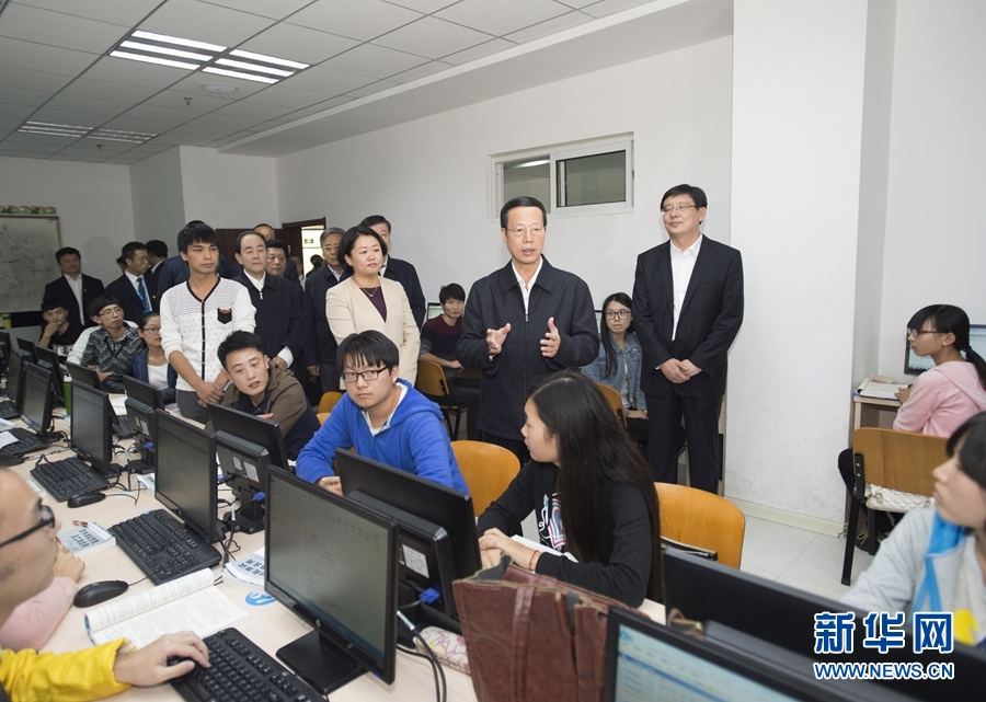 10月22日至23日，中共中央政治局常委、國務院副總理張高麗在山東調(diào)研扶貧工作情況。這是10月22日，張高麗在濟寧市惠普軟件人才實訓基地調(diào)研教育培訓脫貧有關情況。 新華社記者 王曄 攝