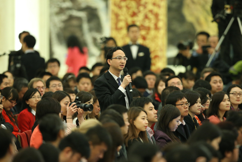 3月15日，國務(wù)院總理李克強在北京人民大會堂與中外記者見面，并回答記者提問。這是一位記者在提問。 新華社記者 龐興雷 攝